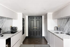 Fridge, microwave, oven, stovetop - The Bengal Tiger – 2 BR with Patio in Notting Hill (London)