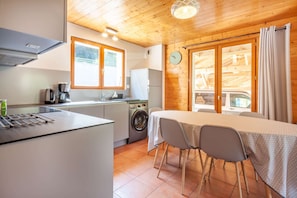 Kühlschrank, Ofen, Geschirrspüler, Wasserkocher mit Kaffee-/Teezubehör