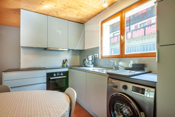 Fridge, oven, dishwasher, coffee/tea maker