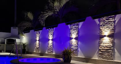 Großes Haus mit Pool und Whirlpool in Strandnähe