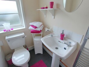 Ferienhaus | Badezimmer | Duschwanne, Handtücher
