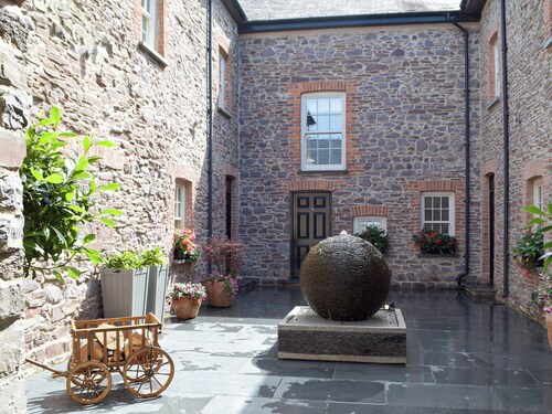 2 bedroom accommodation in Llansteffan