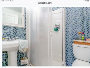 Suihku, hiustenkuivaaja, pyyhkeet, saippua