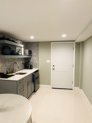 Fridge, microwave, coffee/tea maker, toaster - 3 Min walk to train station - 45 Mins to World Trade Center by train.  (Bayonne)