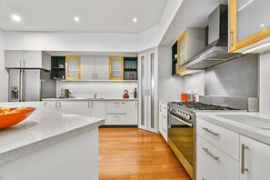 Fridge, microwave, oven, stovetop - Peter Mills Apartment No 2 (Launceston)