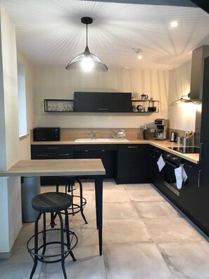 Geladeira, micro-ondas, fogão, cooktop