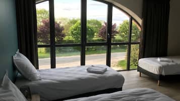 6 bedrooms, desk, iron/ironing board, travel crib