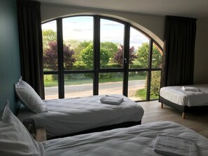 6 slaapkamers, een bureau, een strijkplank/strijkijzer, reisbedje