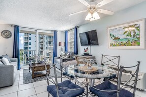 テレビ、DVD プレーヤー、書庫