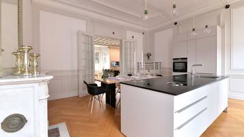 Een koelkast, een microgolfoven, een oven, een kookplaat