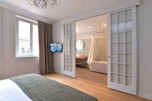 3 slaapkamers, een strijkplank/strijkijzer, reisbedje, gratis wifi