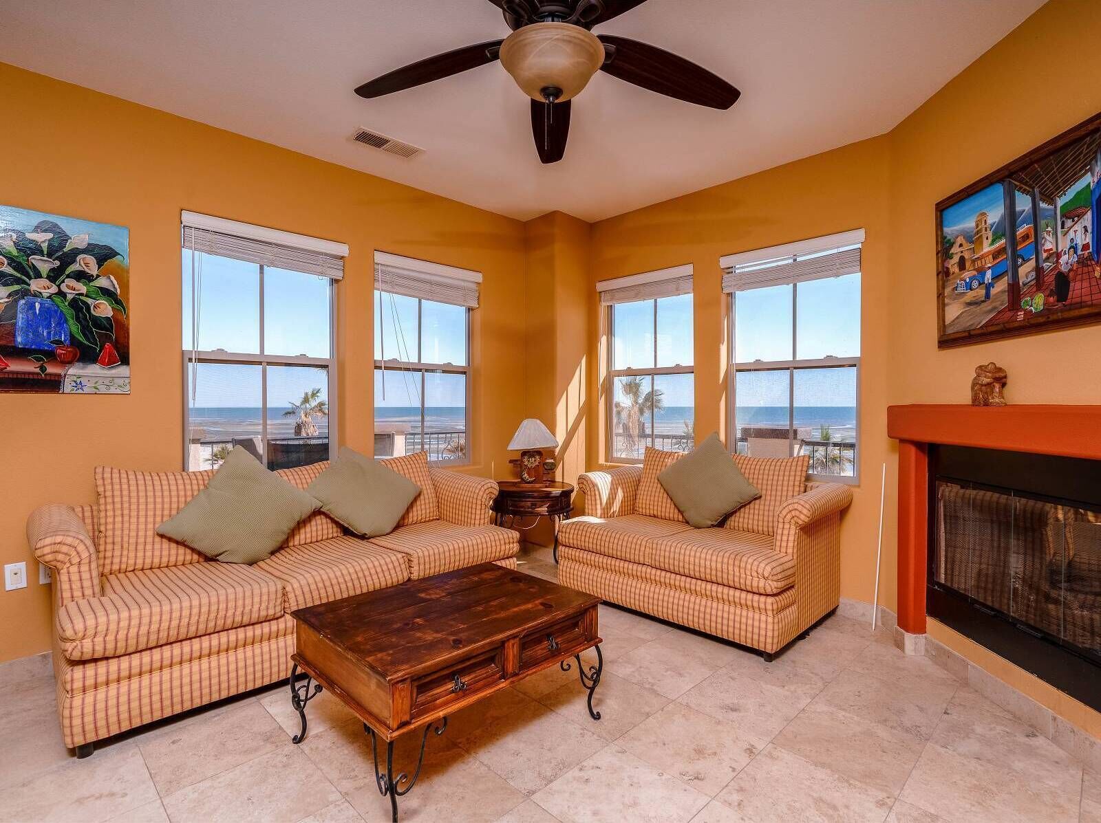 Televisión de pantalla plana, chimenea, Netflix, servicios de streaming