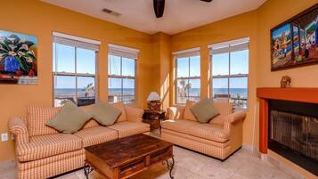 Televisión de pantalla plana, chimenea, Netflix, servicios de streaming