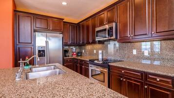 冷蔵庫、電子レンジ、オーブン、コンロ