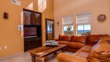 Televisión de pantalla plana, chimenea, Netflix, servicios de streaming