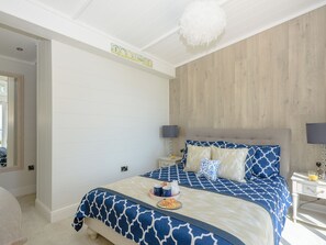 2 bedrooms, free WiFi, bed sheets - 2 bedroom accommodation in Corton, near Lowestoft (Corton, near Lowestoft)