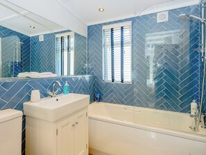 Unclassified image, 5 of 22, button - 2 bedroom accommodation in Corton, near Lowestoft (Corton, near Lowestoft)
