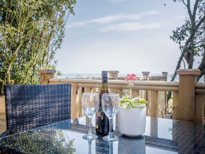 Outdoor dining - 2 bedroom accommodation in Corton, near Lowestoft (Corton, near Lowestoft)