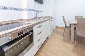 Een magnetron, een vaatwasser, een koffiezetapparaat/waterkoker