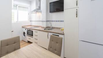 Micro-ondes, lave-vaisselle, cafetière/bouilloire