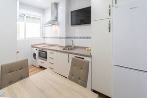 Mikrowelle, Geschirrspüler, Wasserkocher mit Kaffee-/Teezubehör