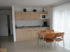Kühlschrank, Mikrowelle, Geschirrspüler, Hochstuhl