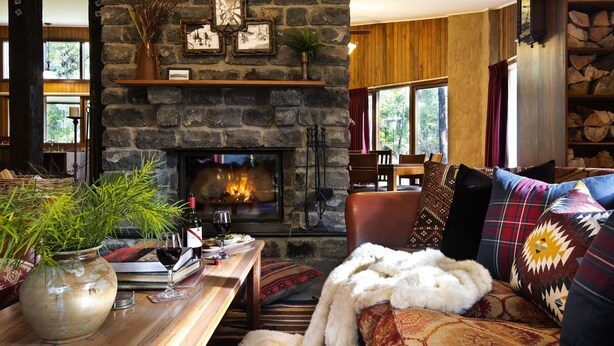 Smart TV, fireplace, Netflix, streaming services - Gumtree Spring - Fantastic Group Accommodation for up to 18! (DAYLESFORD)