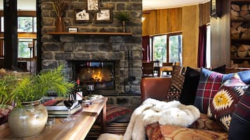 Smart TV, fireplace, Netflix, streaming services