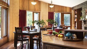 Dining - Gumtree Spring - Fantastic Group Accommodation for up to 18! (DAYLESFORD)