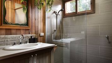 Bathtub, towels