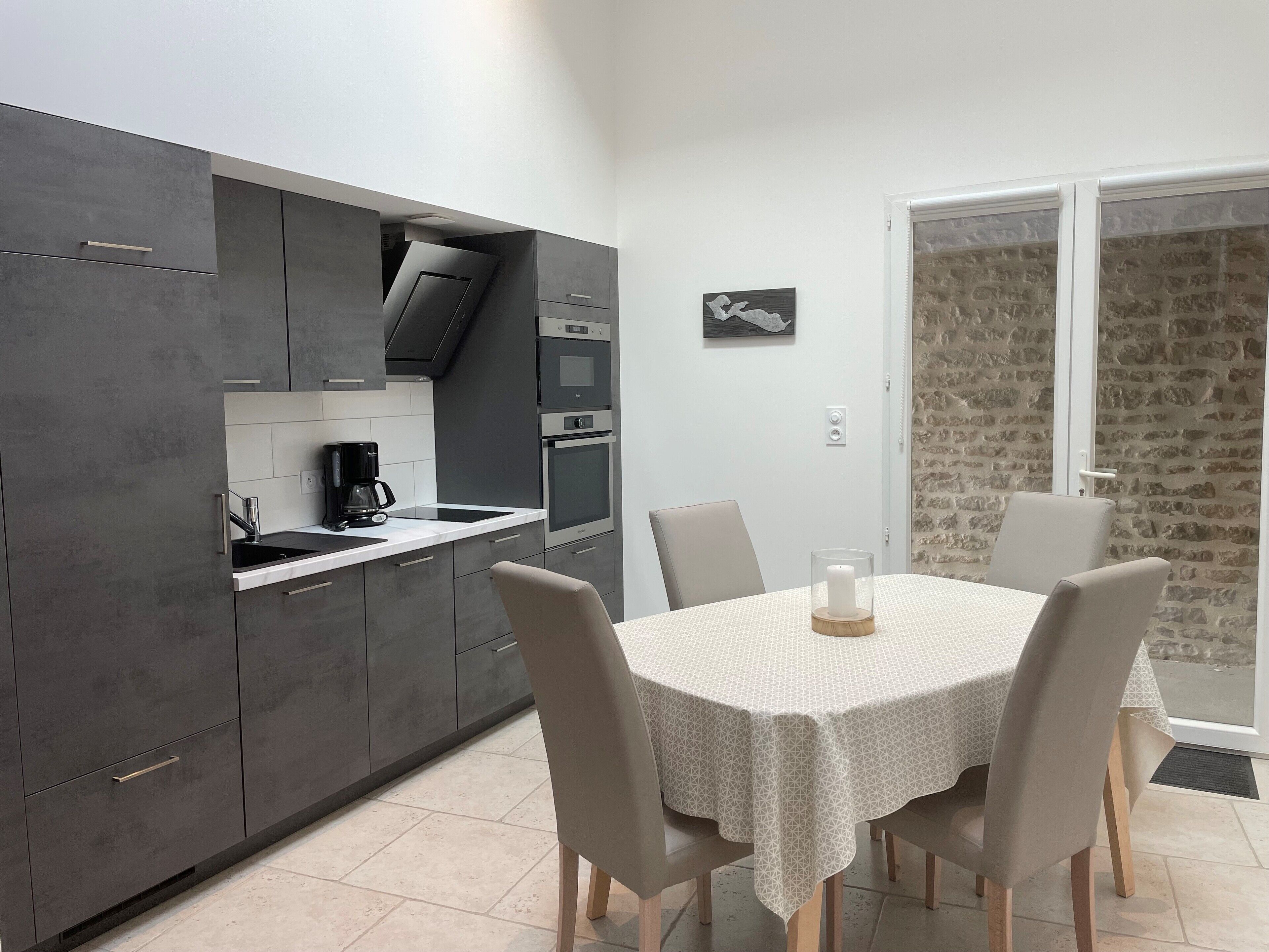 Frigorífico, microondas, horno y placa de cocina