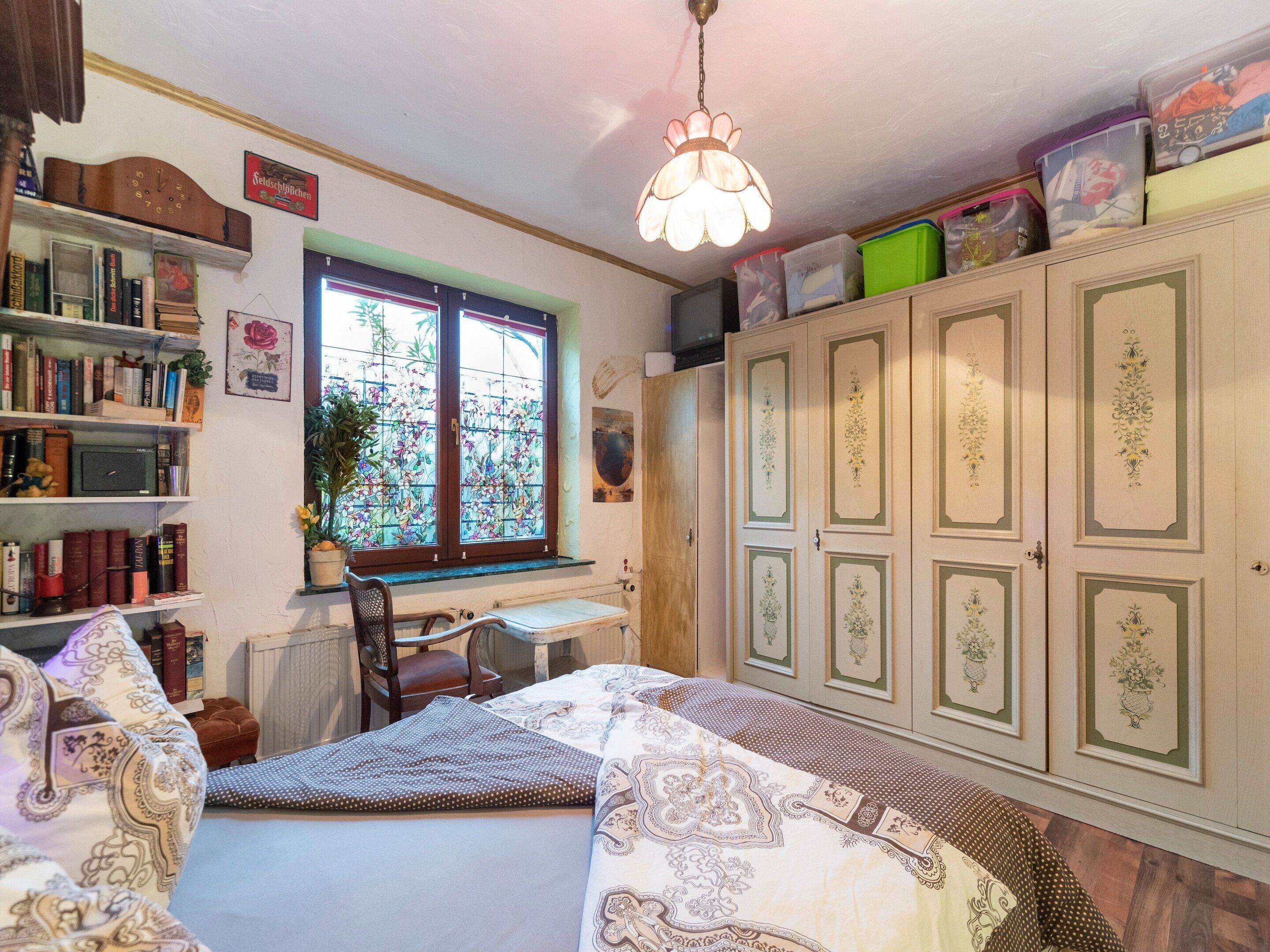 Une chambre à coucher avec un lit, un bureau et une bibliothèque.