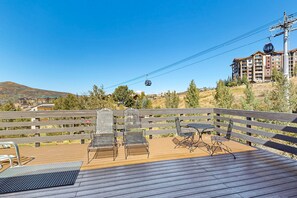 Outdoor dining - Lovely ski-in/ski-out condo with hot tub - in the heart of Steamboat Springs (Steamboat Springs)