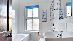 Bathroom - Cozy Holiday Home With Fireplace at Saint Merryn Cornwall (Padstow)