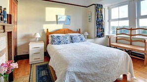 Room - Cozy Holiday Home With Fireplace at Saint Merryn Cornwall (Padstow)
