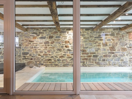 Una piscina techada, una piscina al aire libre