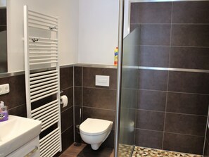 House | Bathroom | Shower, towels - Modern Holiday Home Near Sea in Neuhaus (Ostseebad Dierhagen)