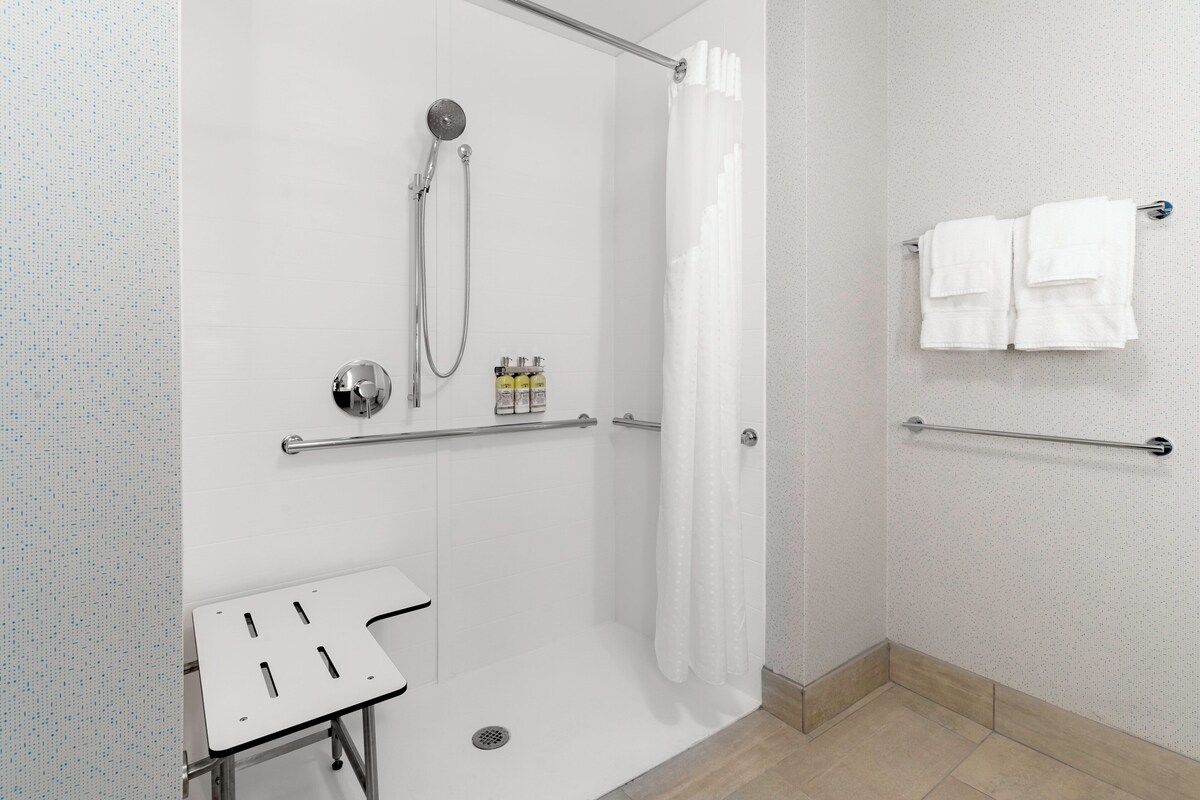 Kamar Standar, 1 Tempat Tidur King, shower kursi roda (Roll-In Shower) | Brankas, meja kerja, ruang kerja ramah laptop, dan tirai kedap cahaya