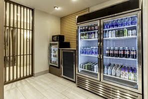 Snack bar - Holiday Inn Express Milwaukee West Allis by IHG (Milwaukee)