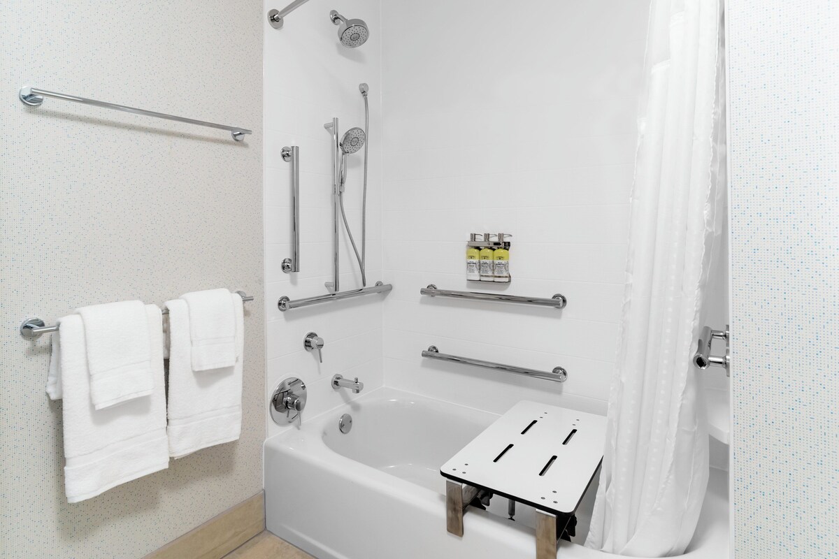 Kamar Standar, 2 Tempat Tidur Queen, bathtub difabel (Accessible Tub) | Brankas, meja kerja, ruang kerja ramah laptop, dan tirai kedap cahaya