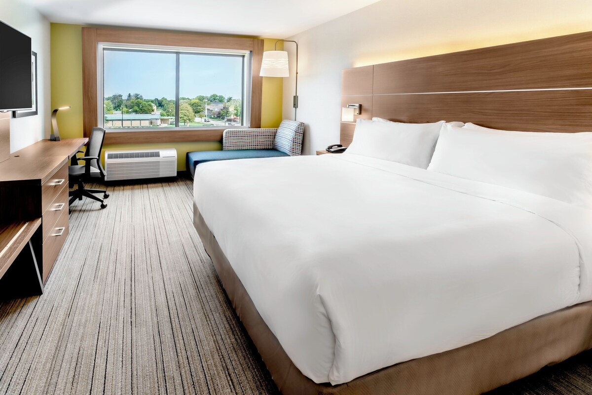 Kamar Standar, 1 Tempat Tidur King (Communications) | Brankas, meja kerja, ruang kerja ramah laptop, dan tirai kedap cahaya