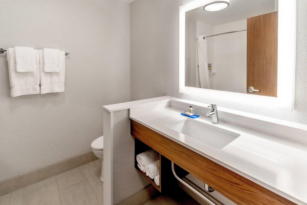 Bathroom | Hydromassage showerhead, free toiletries, hair dryer, towels
