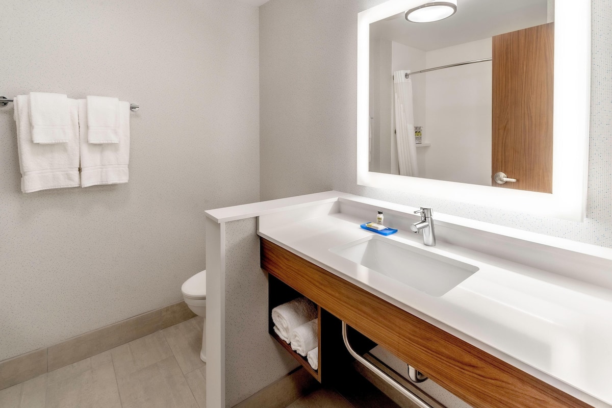Bathroom | Hydromassage showerhead, free toiletries, hair dryer, towels