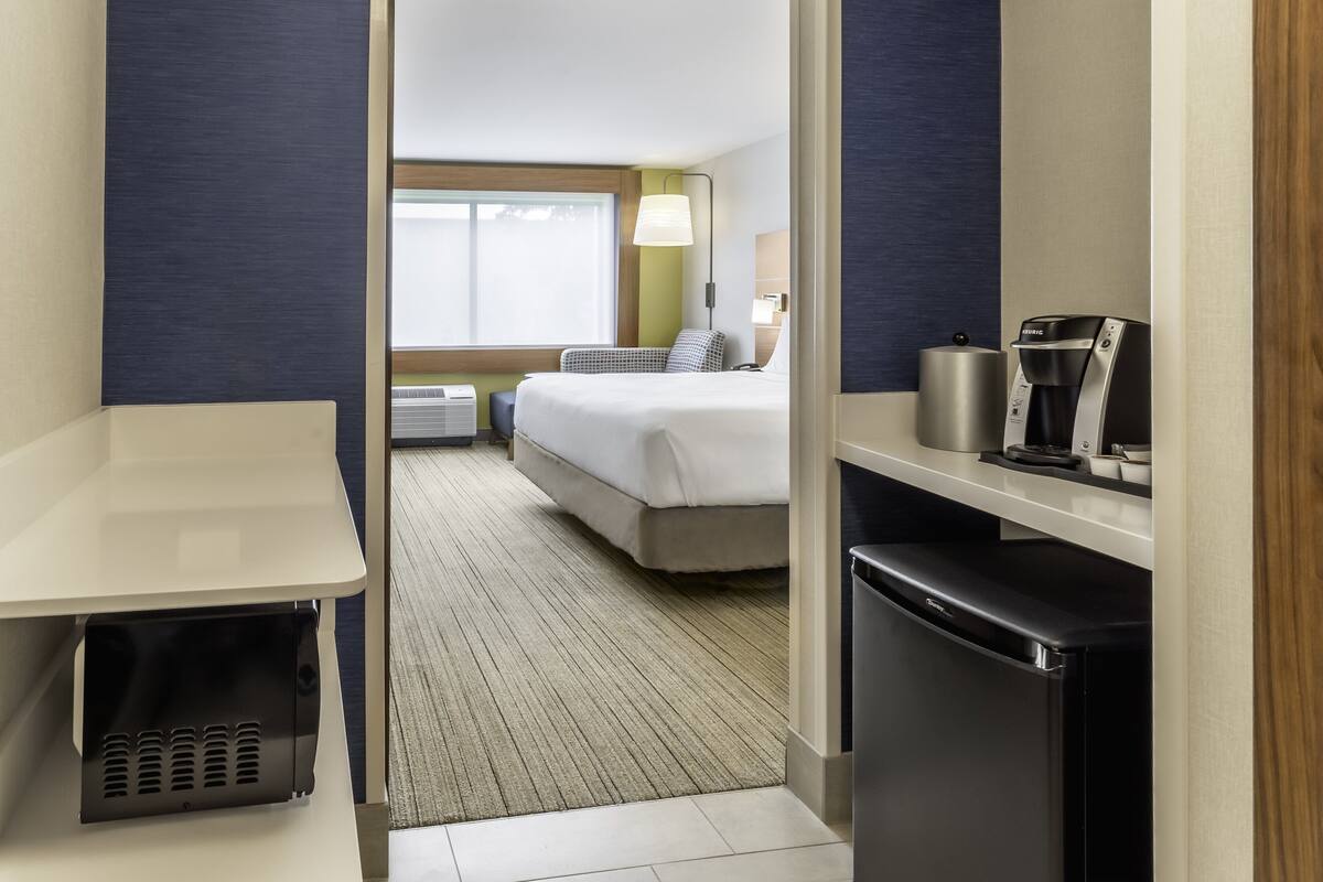 Standard Room, 1 King Bed, Roll-in Shower (Roll-In Shower) | In-room safe, desk, laptop workspace, blackout curtains