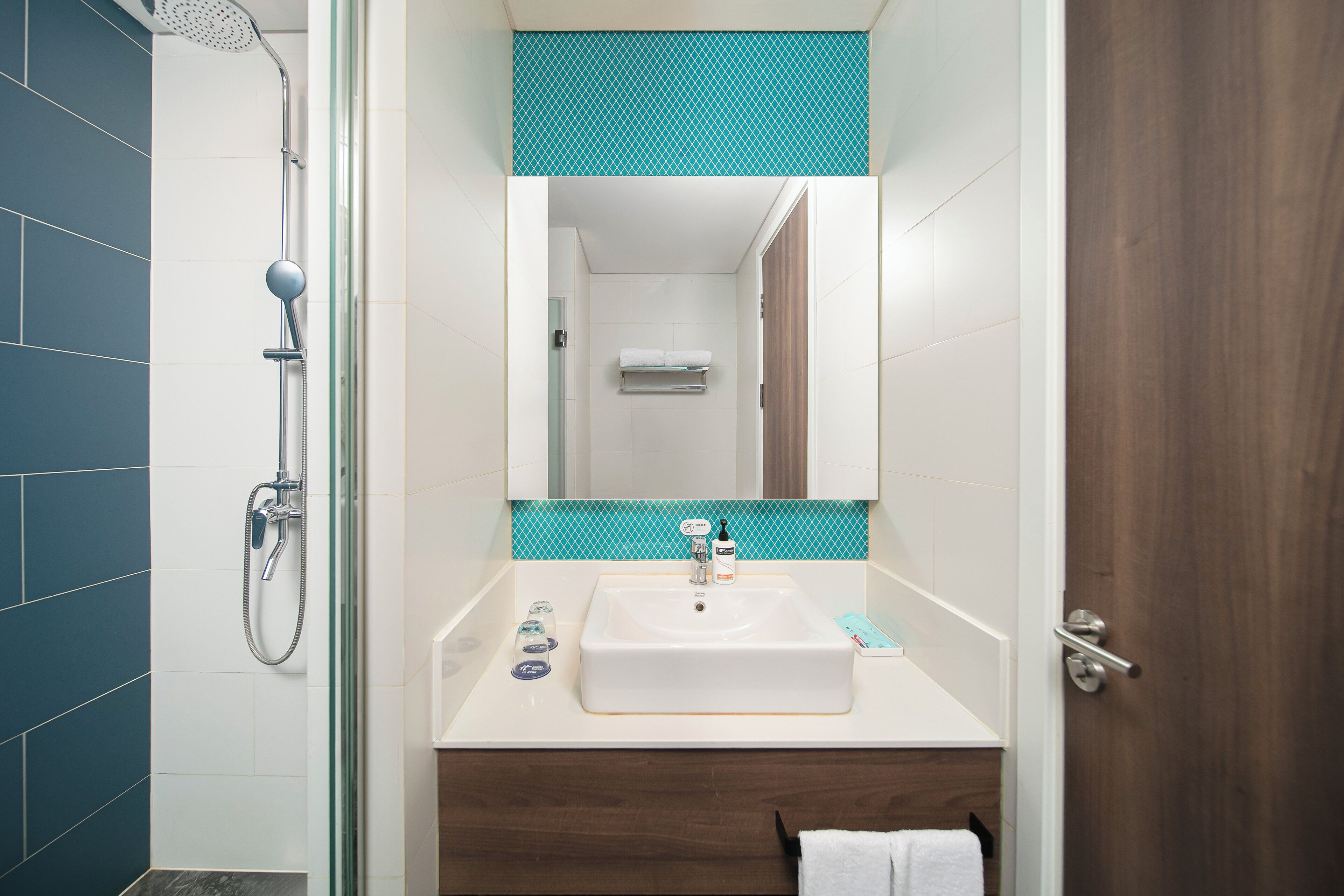 Standard Room, 1 King Bed, River View | Room amenity