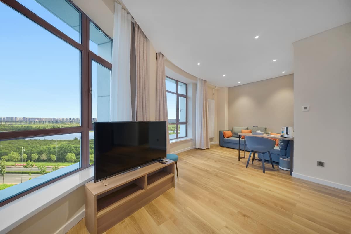 Standard Room, 1 King Bed, River View