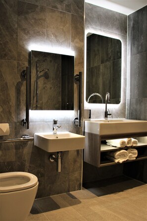 Hair dryer, towels - voco Edinburgh-Haymarket by IHG (Edinburgh)