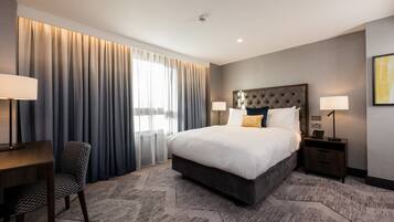 Odada kasa, masa, dizüstü bilgisayar çalışma alanı, ses yalıtımı