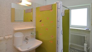 Bathroom - Family Friendly Holiday Home in Fichtelberg near Lake (Fichtelberg)