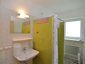 House | Bathroom | Shower - Family Friendly Holiday Home in Fichtelberg near Lake (Fichtelberg)